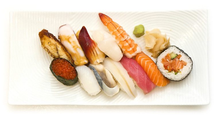 Moriawase: nigiri med lax, tonfisk, ål, räka, laxrom och pilgrimsmussla