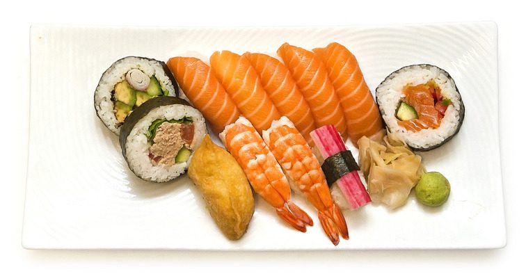 Omakase med lax, maki, räkor, krabbfisk och sötad tofu