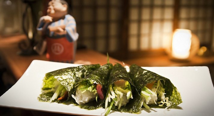 Handrullar på ett fat i restaurangens japanska miljö