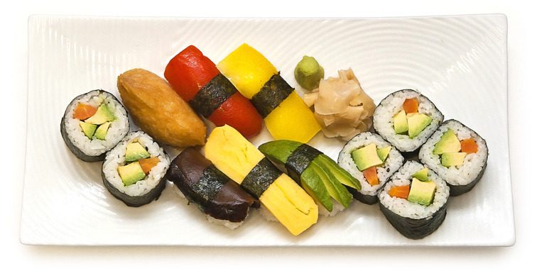 Vegetarisk sushi med avokado, ägg, svamp och sötad tofu